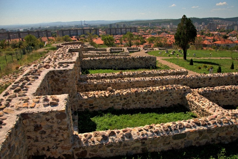 Джо Лин Търнър забива на открито в средновековна крепост в Сливен