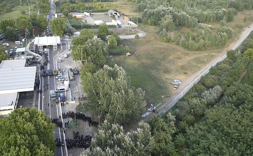 Полет над Великата стена на Европа: Дрон засне газ, танкове, палатки и оградата на Унгария (ВИДЕО)  