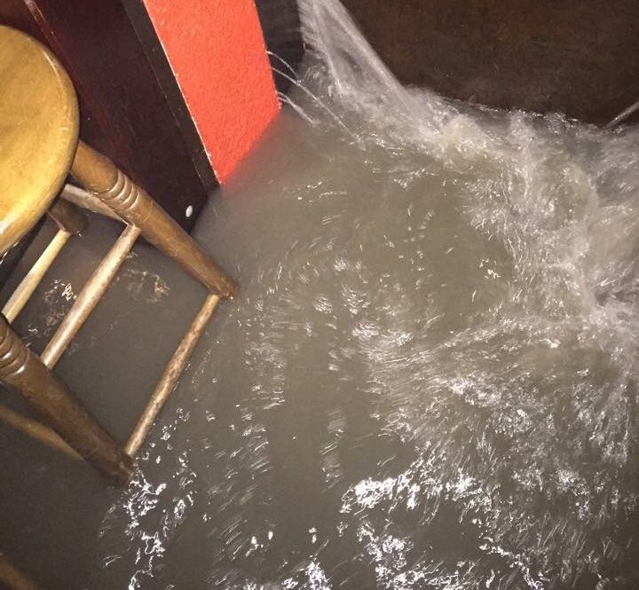 Полиция отцепи части от Перник, десетки къщи под вода (СНИМКИ)