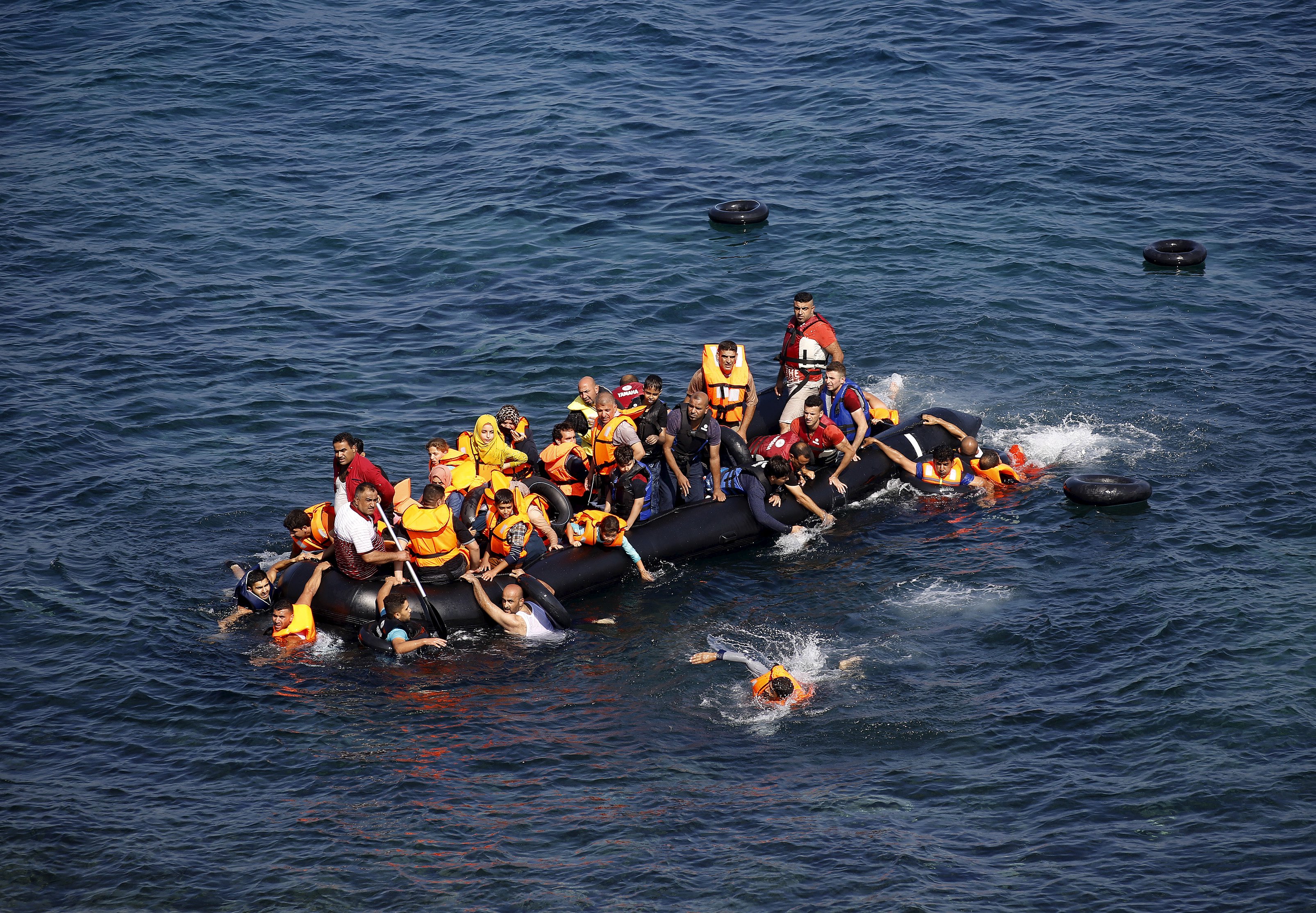 Страшна буря връхлита Лесбос, десетки имигранти в гумени лодки са в опасност