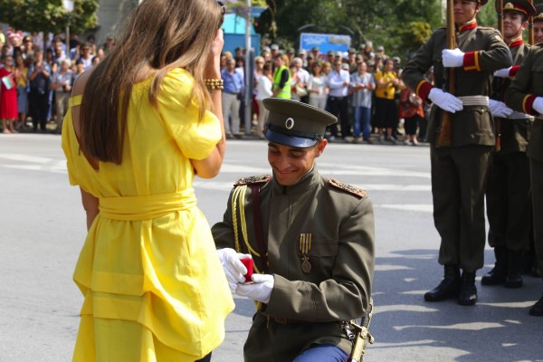Вълнуващо: Млад офицер предложи брак на площада в Деня на независимостта (СНИМКИ)