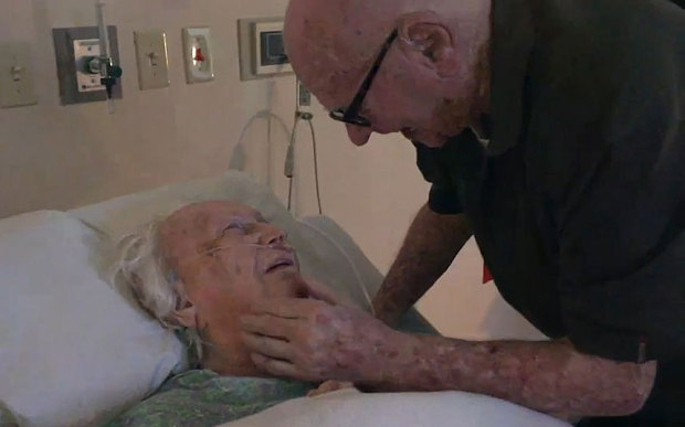 Покъртително! 92-годишен дядо пее любовна песен на умиращата си съпруга (СНИМКИ/ВИДЕО)