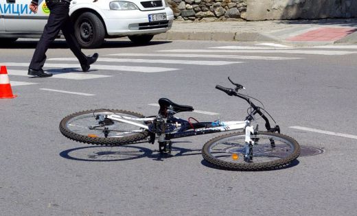 Кола помете велосипедист в центъра на Бургас