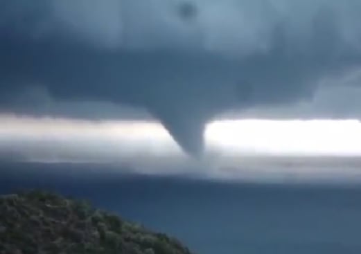 Мощно торнадо удари Пелопонес, лошото време в Гърция взе две жертви (ВИДЕО)