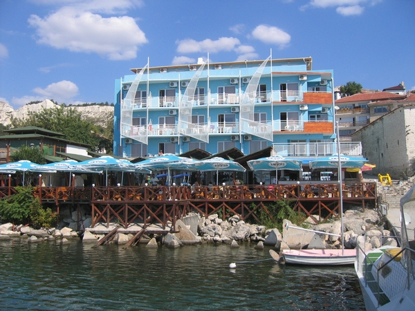Данъчните продават на търг студия на длъжници в хотел  в Балчик  