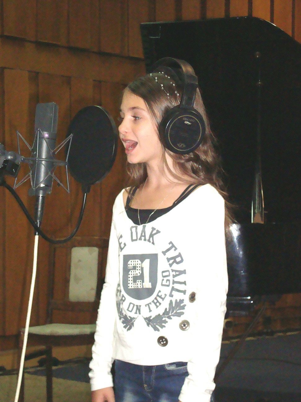 Крисия пее химна на детската Евровизия пред &quot;Александър Невски&quot;