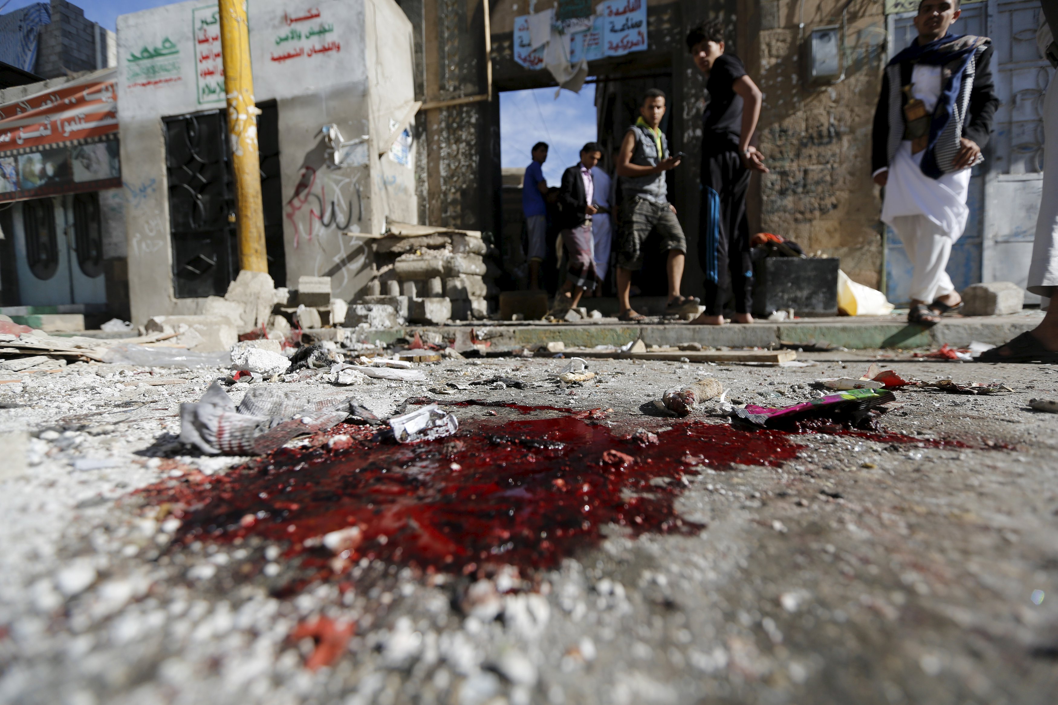 Атентат в джамия потопи в кръв байрама в Йемен (ВИДЕО)