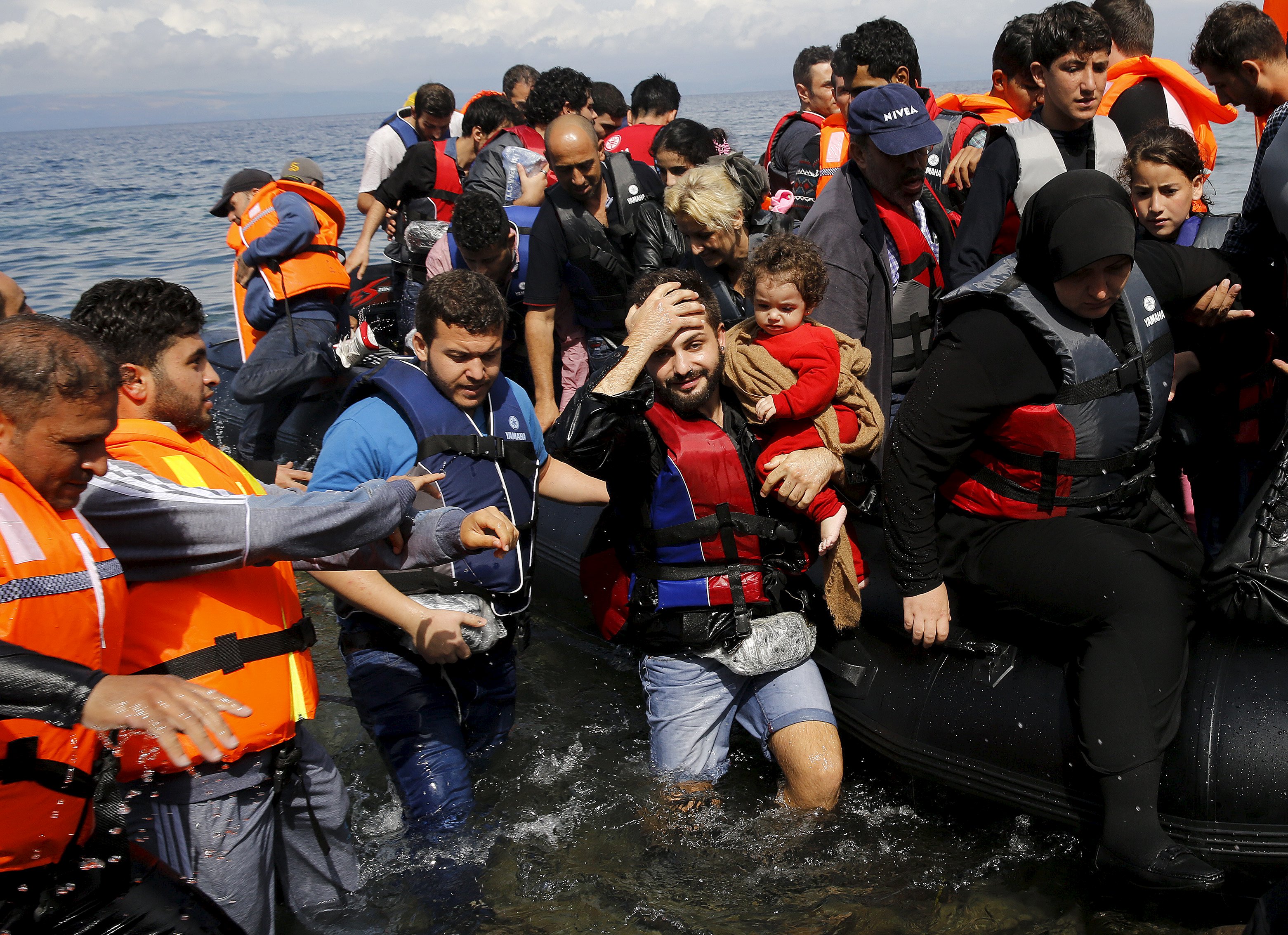 Конспиративни теории: Кой завихри цунамито с бежанците?