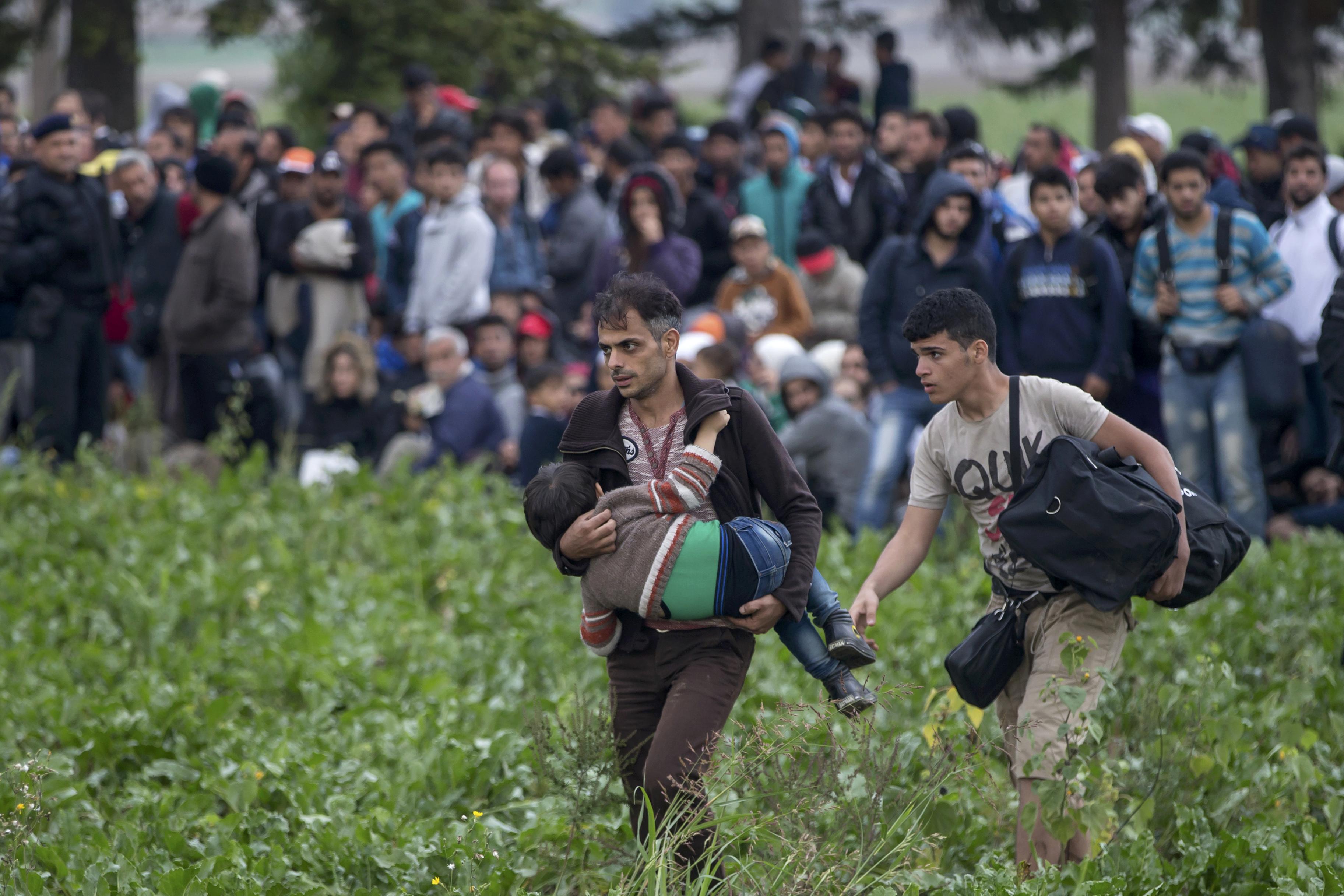 Унгария погна над 8000 бежанци, дошли в страната нелегално
