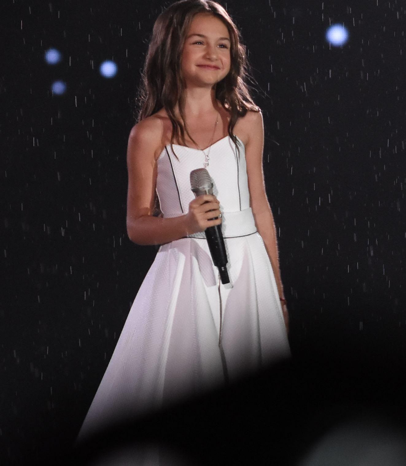 Крисия завърши концерта на Слави със 70 000 души под дъжда (СНИМКИ)