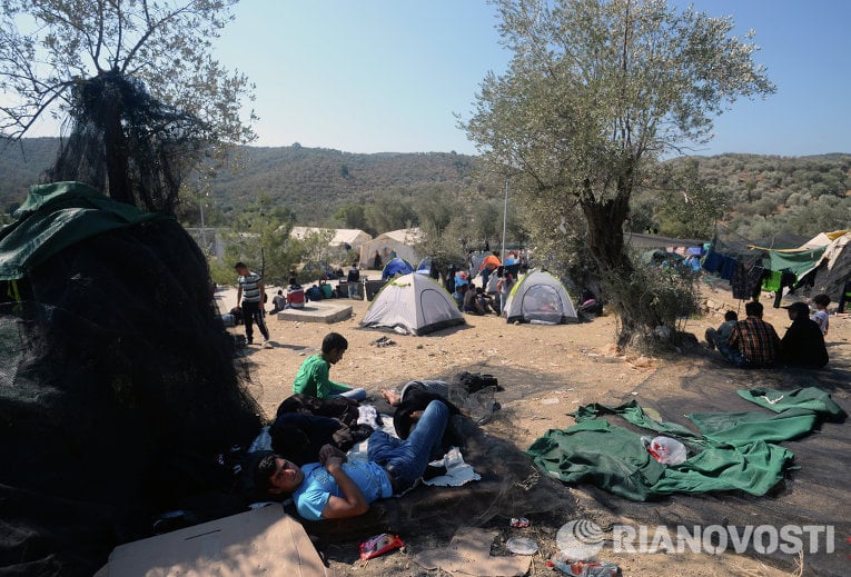 Започва евакуацията на бежанския лагер в Идомени