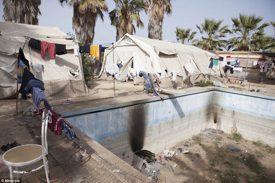 Бежанците превърнаха четиризвезден хотел на остров Кос в мизерен лагер (СНИМКИ)