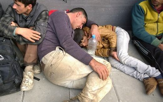 Над 60 бежанци окупираха полицейско управление в Бургас, спят на плочките (СНИМКИ)