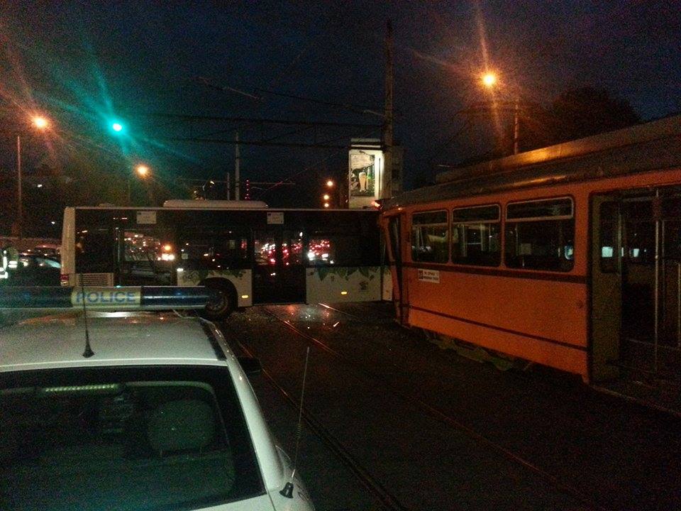 БЛИЦ TV: Петима са пострадалите при катастрофата между трамвай и автобус! (СНИМКИ)