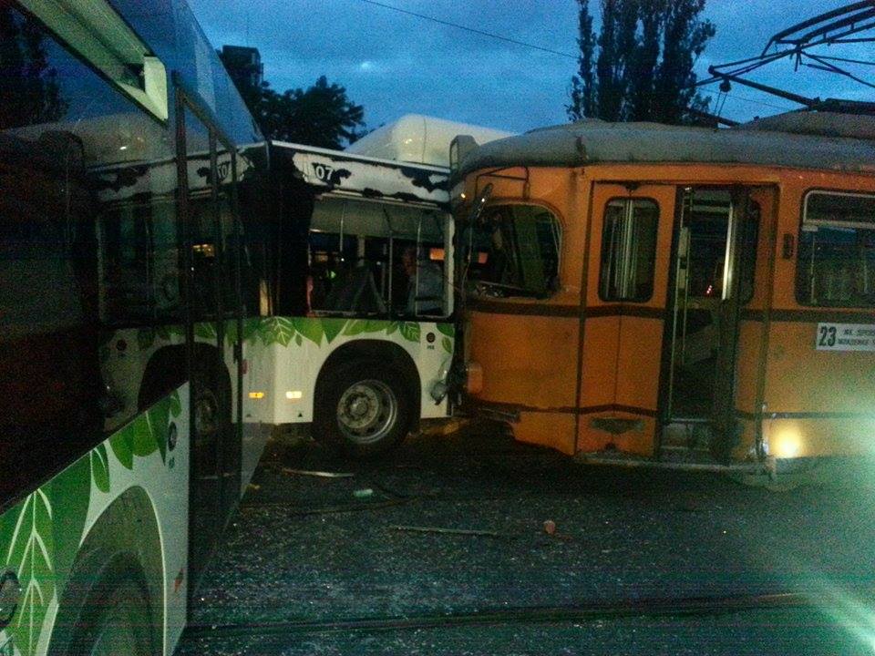 БЛИЦ TV: Петима са пострадалите при катастрофата между трамвай и автобус! (СНИМКИ)