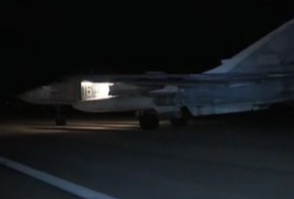 Ексклузивно! Уникални кадри от нощното излитане на руските изтребители към Сирия (ВИДЕО)