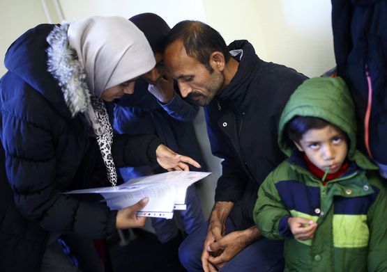 Германия интегрира бежанците с конституция на арабски