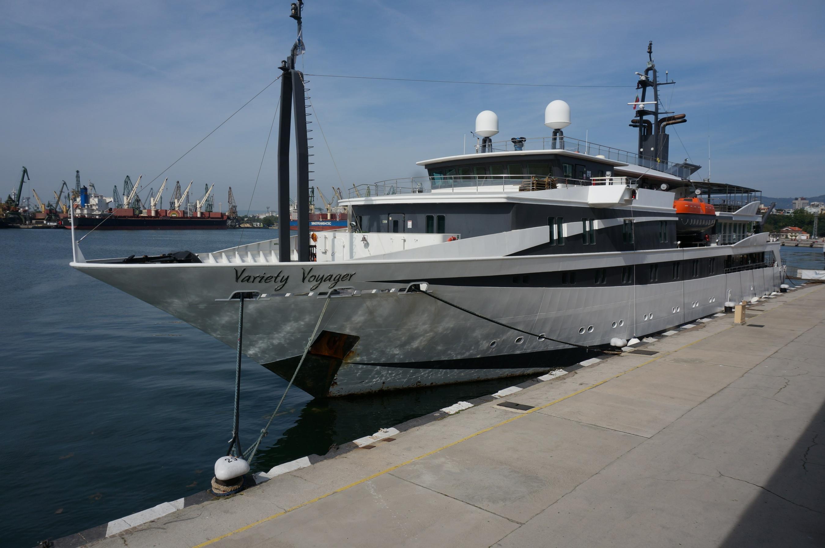 Луксозен пасажерски кораб пристигна във Варна (СНИМКИ)