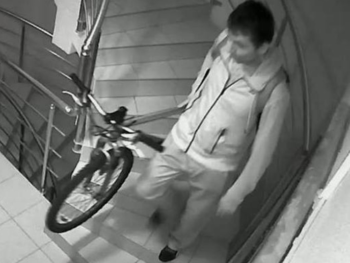 Нагъл крадец отмъква колело в центъра на Бургас, познавате ли го? (СНИМКИ/ВИДЕО)