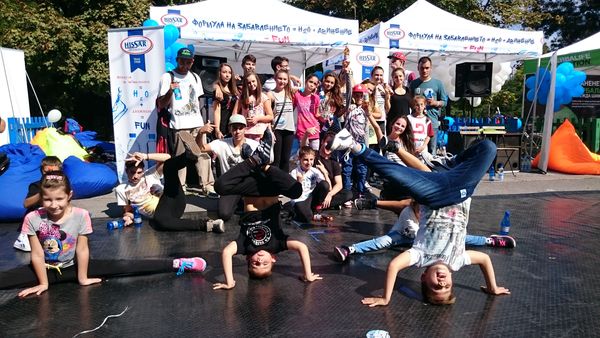С уникално DANCE BATTLE шоу от вода &quot;Хисар&quot; стартираха кампания за повече движение