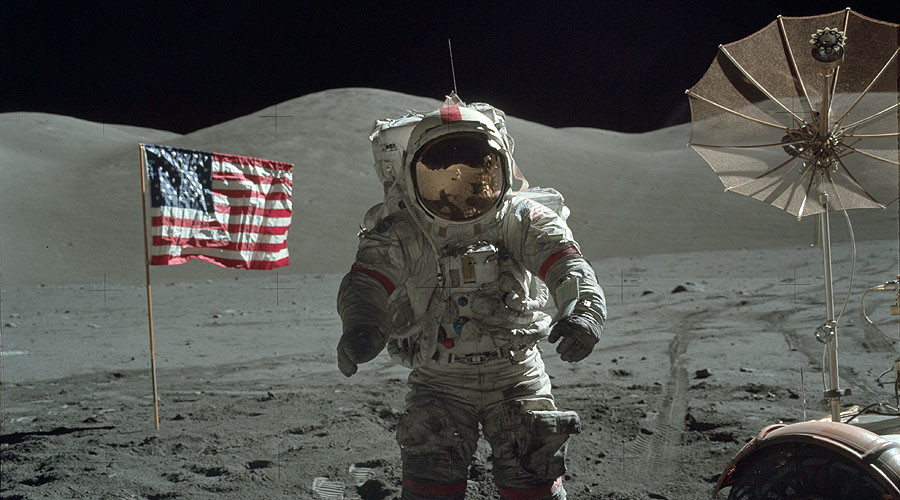 НАСА каца на Луната и остава там