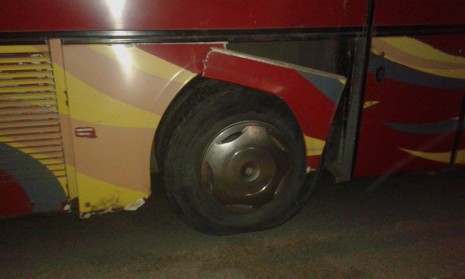 Автобус с пътници спука гума, а после последва нещо невероятно