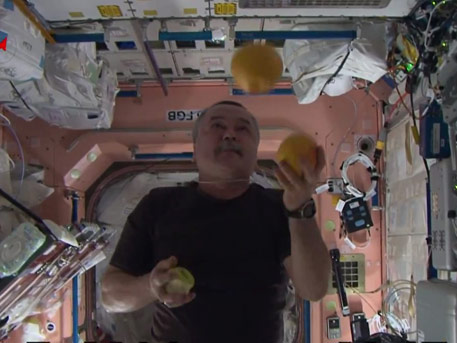 Вижте как се забавляват космонавтите от МКС в безтегловност (ВИДЕО)