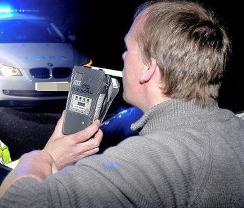 Пиян шофьор докара полиция на сгледа с родата