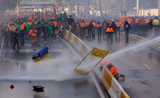Белгийски докери се сбиха с полицията по време на протест (ВИДЕО)