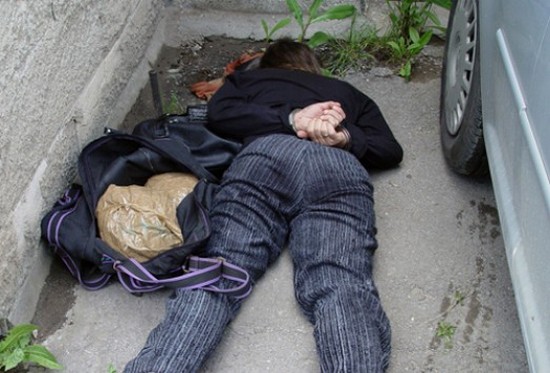 Закопчаха наркодилър, докато се разхожда с гаджето в центъра на Бургас