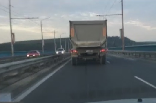 Поредна лудост на пътя: Камион лети със 100 км/ч по Аспаруховия мост (ВИДЕО)