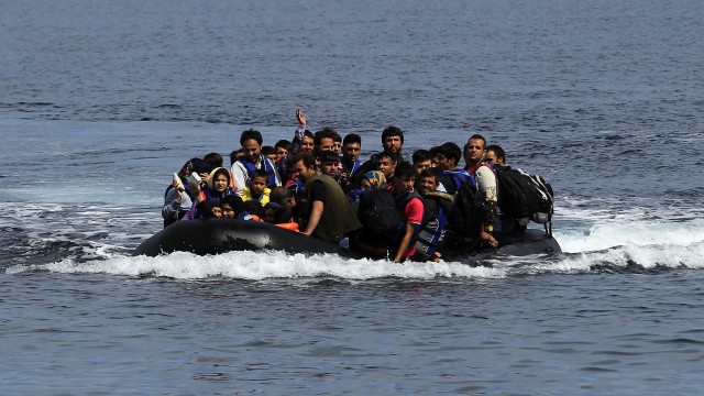 Трагедия край Лесбос! Лодка с бежанци се спука, удави се бебе