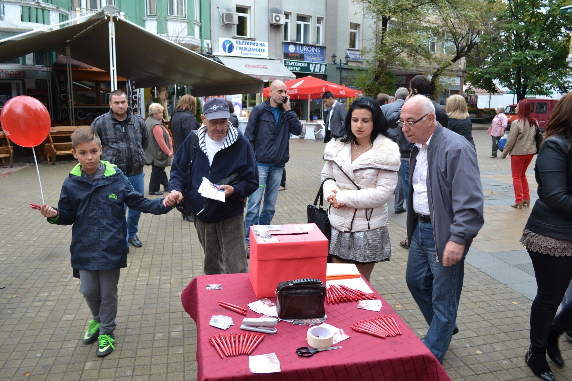 Емил Караиванов и кандидатите за общински съветници откриха предизборна шатра в центъра на Асеновград