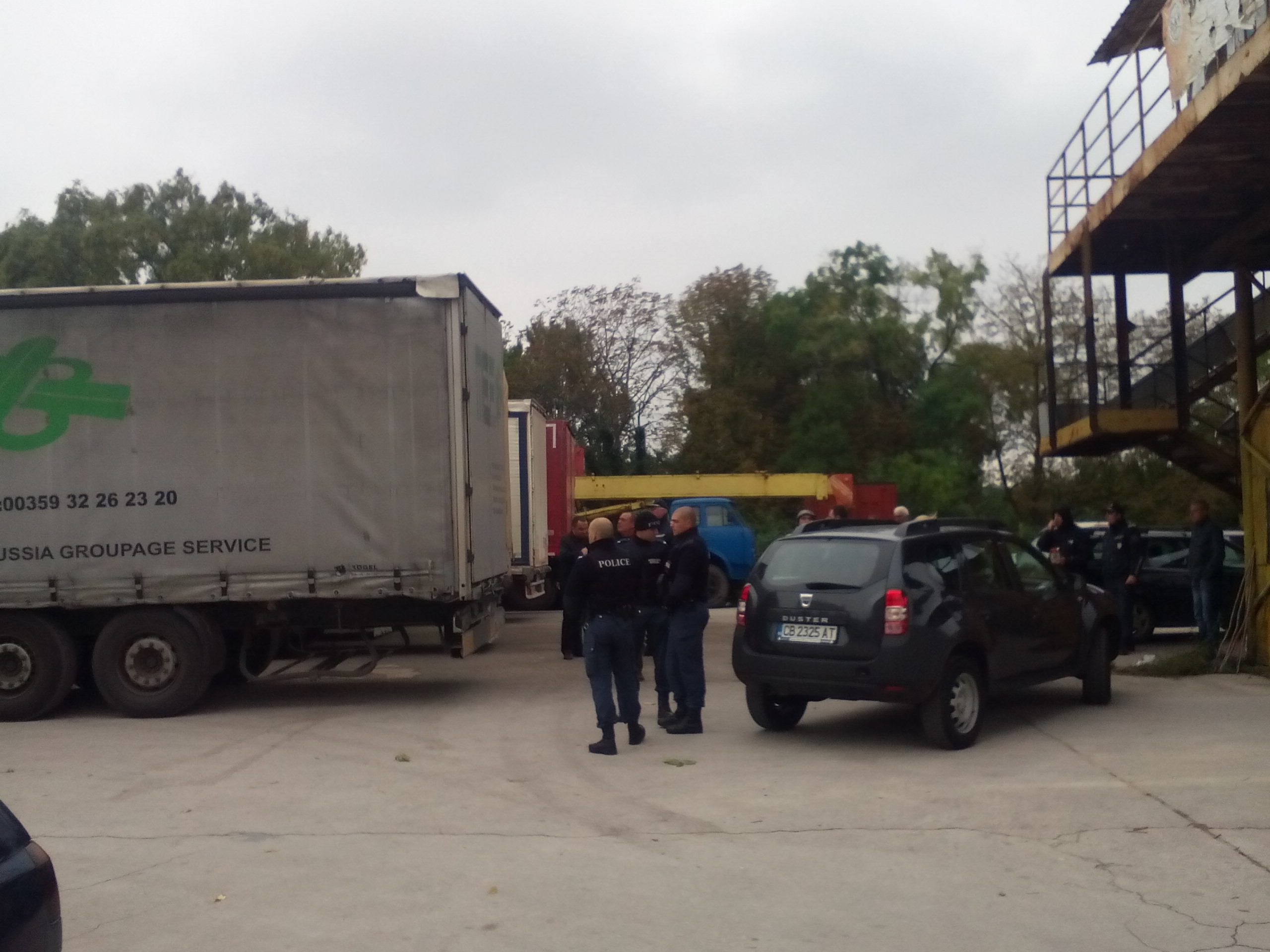 Ексклузивно в БЛИЦ: Полицаи обградиха камиона с бежанците! (СНИМКИ)