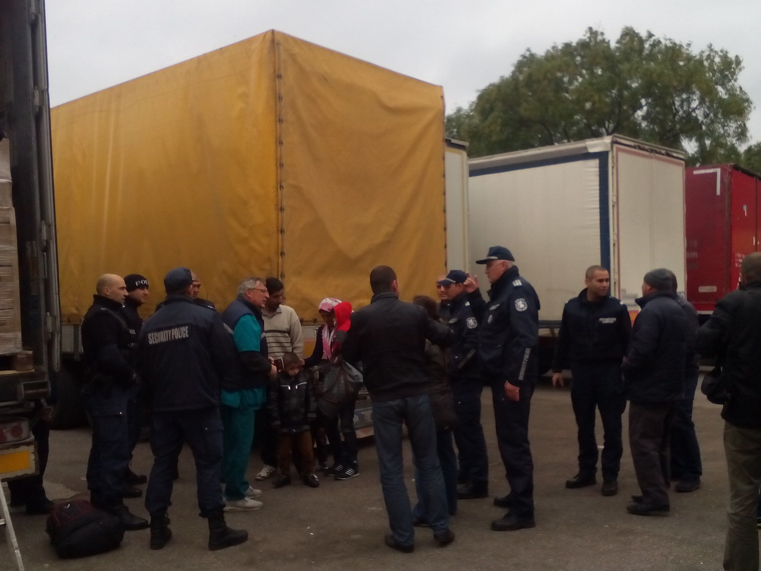 Ексклузивно в БЛИЦ: Полицаи обградиха камиона с бежанците! (СНИМКИ)