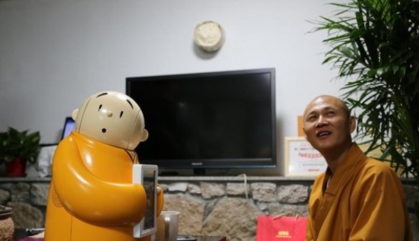 Робот учи децата на тайните на будизма