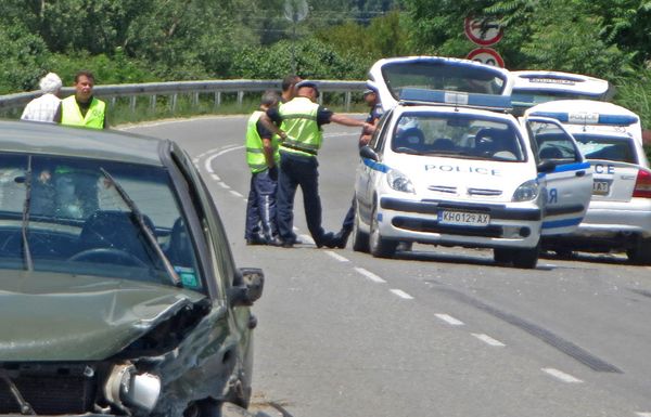 Пътен ужас без край: Три коли в адски сблъсък край Бачково, мъж е загинал