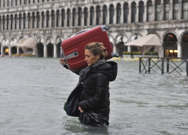 Трима души станаха жертва на лошото време в Италия