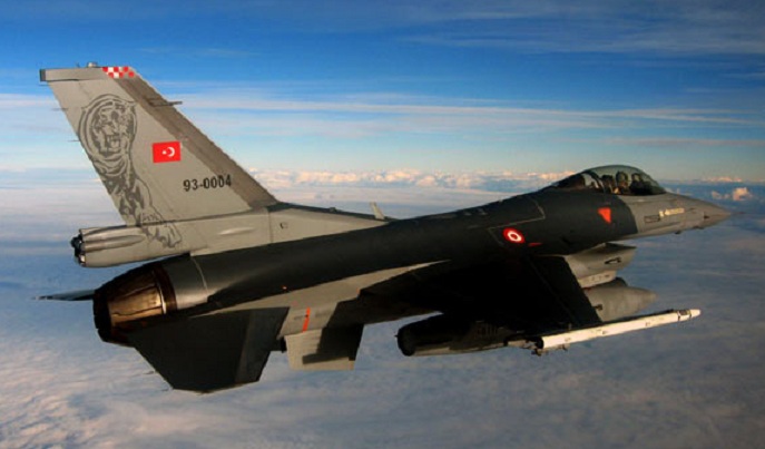 Извънредно! Турски изтребители свалиха самолет на границата със Сирия 