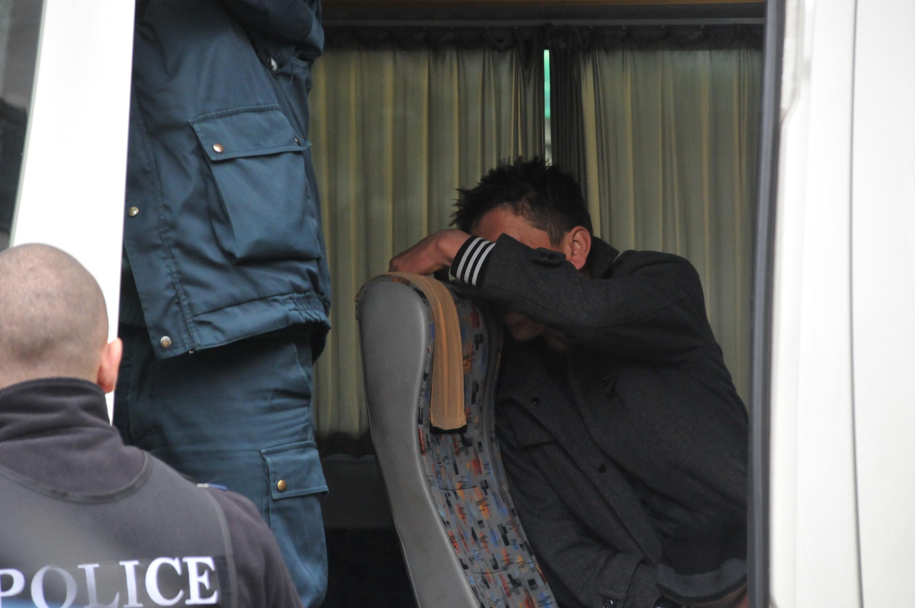 Служители на ДАНС разпитват задържаните край Средец афганистанци (СНИМКИ)