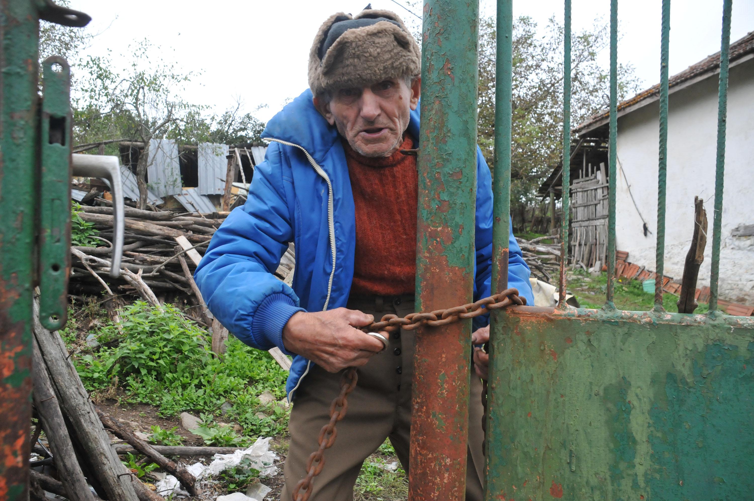 Бежанци с пищов нахлуха в дома на дядо Стойко,  той ги посрещна с хляб (СНИМКИ)