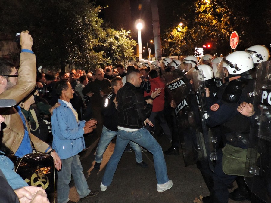 Демонстрация премина в улични сблъсъци с полицията в столицата на Черна гора (СНИМКИ/ВИДЕО)