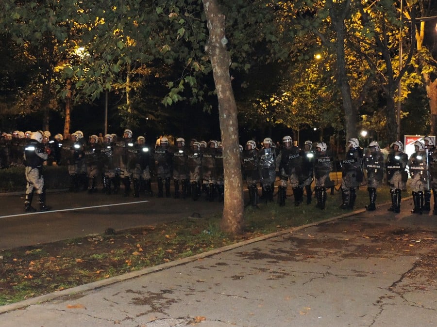 Демонстрация премина в улични сблъсъци с полицията в столицата на Черна гора (СНИМКИ/ВИДЕО)