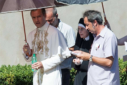 Джуд Лоу стои прав всеки ден по 14 часа, облечен в папски одежди