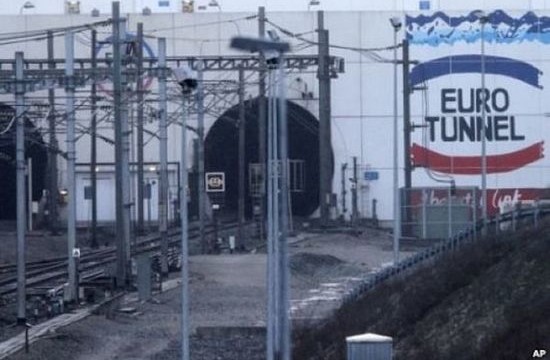 Затвориха тунела под Ламанша заради бежанци