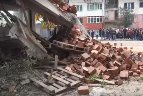 Сградата, която рухна близо до училище в „Столипиново”, не е имала план за строеж (ВИДЕО)