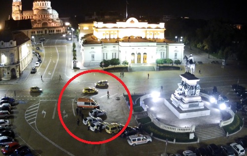 Таксиджия, съден за убийство, преби полицай пред парламента! 