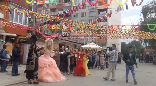 Ромска сватба подлуди половин квартал в Повдив (ВИДЕО)