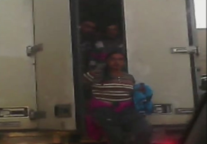 Само в БЛИЦ: Возят роми за изборите в камион с каросерия като бежанци (ВИДЕО)