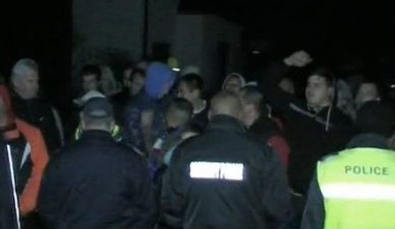 Партийна агитка арестува шефа на опонентите си в училище, село Змеица е блокирано (ВИДЕО)